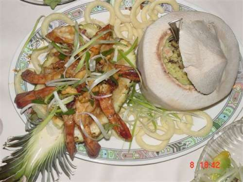 Cơm dừa nấu với nước dừa được hấp cách thủy trong nồi nên hương thơm, vị ngọt đều kết đọng lại trong mỗi hạt cơm.