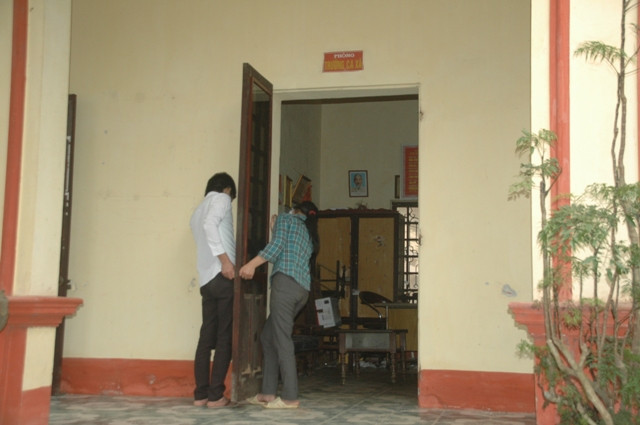 Cửa phòng làm việc của Trưởng CA xã Trần Văn Hòa đang được sửa chữa lại (ảnh chụp ngày 19/3) Cửa phòng làm việc của Trưởng CA xã Trần Văn Hòa đang được sửa chữa lại (ảnh chụp ngày 19/3)