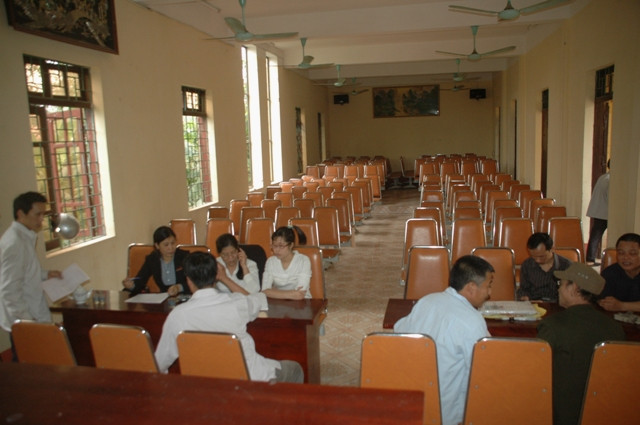 Hội trường, ghế ngồi cũng được dựng lại để phục vụ công việc (ảnh chụp ngày 19/3/2012) Hội trường, ghế ngồi cũng được dựng lại để phục vụ công việc (ảnh chụp ngày 19/3/2012)