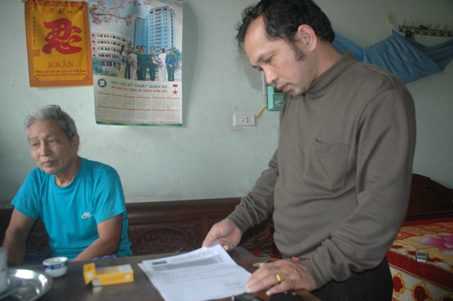 Ông Lỗ Văn Căn (người đứng) - bố anh Lỗ Văn Cừ đang trình bày sự việc với PV Giáo dục Việt Nam Ông Lỗ Văn Căn (người đứng) - bố anh Lỗ Văn Cừ đang trình bày sự việc với PV Giáo dục Việt Nam