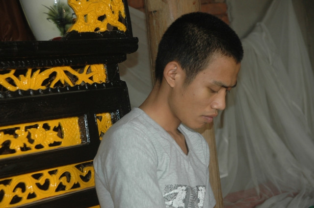 Anh Lỗ Văn Tự cho rằng, đã bị CA huyện Mê Linh "hỏi chuyện" bằng chân, tay? Anh Lỗ Văn Tự cho rằng, đã bị CA huyện Mê Linh "hỏi chuyện" bằng chân, tay?