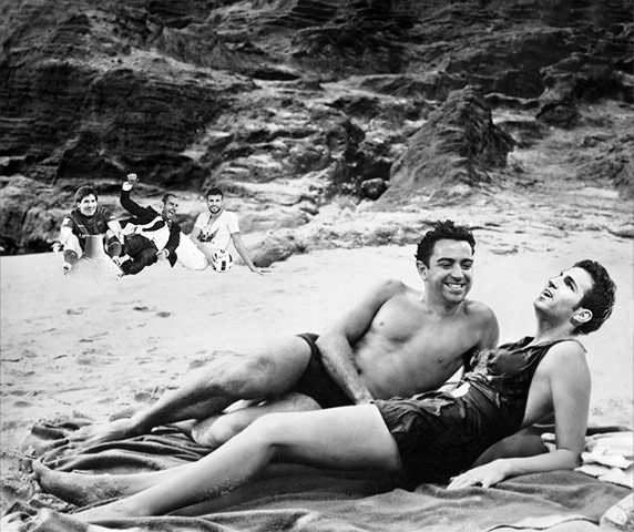 Fabregas như một chân dài đáng yêu bên cạnh Xavi. Fabregas như một chân dài đáng yêu bên cạnh Xavi.