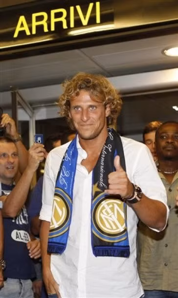 Forlan chính thức đặt chân đến Italia.