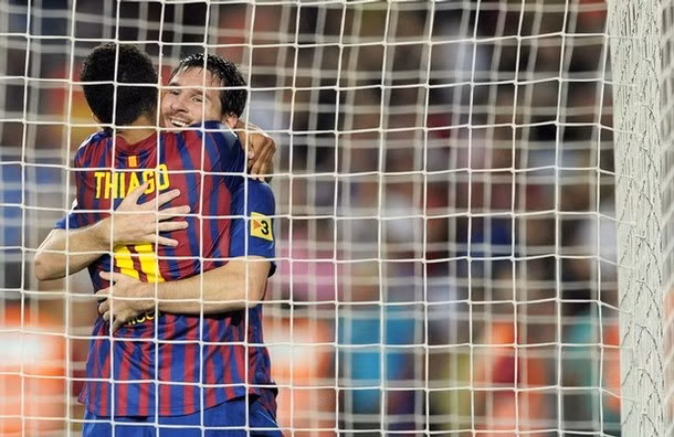 Chính Thiago Alcantra là cầu thủ tạo điều kiện cho Messi ghi bàn.