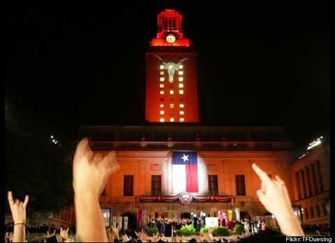 Thành phố Austin thường được xem là tâm điểm sang trọng của bang Texas, và ĐH Texas tất nhiên cũng góp phần vào sự ấn tượng đó bằng cách thu hút cho mình những giảng viên tên tuổi nhất. Đối với những SV học ngành khoa học, họ sẽ được giảng dạy bởi Steven Weinberg – nhà vật lý từng đạt giải Nobel với công trình nghiên cứu về hạt cơ bản, Robert Metcalfe – GS Kỹ thuật điện (người phát minh ra Ethernet và thành lập nhà sản xuất điện 3Com), James K. Galbraith – nhà kinh tế nổi tiếng từng là giám đốc điều hành của Uỷ ban Kinh tế cổ phần của Quốc hội. Về lĩnh vực nghệ thuật, trường này có Nancy Schiesari – người đã sản xuất ra những bộ phim tài liệu cho PBS. Cận cảnh Trường Đại học dành riêng cho nữ giới lớn nhất thế giới Chùm ảnh: Ký túc xá "độc nhất vô nhị" trên thế giới