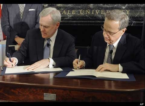 Yale cũng nằm trong danh sách những trường có đội ngũ giảng viên được quốc tế công nhận. Khoa Lịch sử có John Lewis Gaddis – nhà lịch sử học từng đạt giải Pulitzer nhờ viết tiểu sử cho chính khách George F. Kennan. Khoa Hóa học có Sidney Altman – nhà sinh học phân tử từng đạt giải Nobel Hóa học vào năm 1989. Trung tâm Nghiên cứu Toàn cầu hóa của Yale có giáo sư Emesto Zedillo – cựu Tổng thống Mexico. Cận cảnh Trường Đại học dành riêng cho nữ giới lớn nhất thế giới Chùm ảnh: Ký túc xá "độc nhất vô nhị" trên thế giới