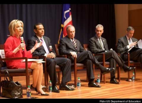 Không có gì phải ngạc nhiên khi American University, ngôi trường nằm ở thủ đô của nước Mỹ, có đội ngũ giảng viên là những nhân vật nổi tiếng trên chính trường. Trường này có Ralph Nader - ứng viên 5 cuộc chạy đua Tổng thống của Đảng Xanh, Joe Clark – Thủ tướng thứ 16 của Canada và Jackie Norris – cựu chánh văn phòng của bà Michelle Obama. Cận cảnh Trường Đại học dành riêng cho nữ giới lớn nhất thế giới Chùm ảnh: Ký túc xá "độc nhất vô nhị" trên thế giới