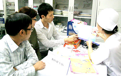 Một buổi tư vấn về giới tính do nhân viên y tế đảm trách Một buổi tư vấn về giới tính do nhân viên y tế đảm trách