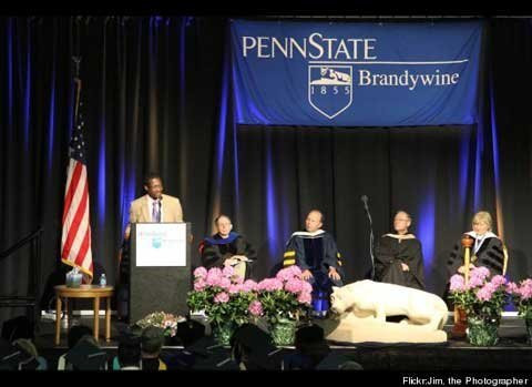 Penn từ lâu đã có tiếng là một ngôi trường tiệc tùng với các hoạt động thể thao, văn hóa sôi động, tuy nhiên các tiêu chuẩn học thuật của trường này cũng xuất sắc không kém. Đội ngũ giảng viên của Penn có nhà khí hậu học nổi tiếng Micael E. Mann và đôi khi Penn cũng là “nhà” của giáo sư thỉnh giảng Sir Roger Penrose. Bên cạnh danh hiệu Hiệp sĩ đã quá đủ ấn tượng, Sir Penrose còn từng giành giải Wolf Vật lý cùng Stephen Hawking vào năm 1988. Ngoài ra, ông còn nhận được huy chương Dirac vào năm 1989 và huy chương Copley năm 2008 nhờ những công trình nghiên cứu về vật lý toán học. Cận cảnh Trường Đại học dành riêng cho nữ giới lớn nhất thế giới Chùm ảnh: Ký túc xá "độc nhất vô nhị" trên thế giới