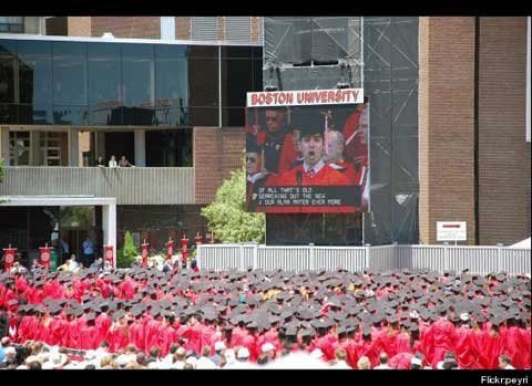 ĐH Boston là một ngôi trường danh tiếng, nhưng là một trong số những viện đại học thuộc khu vực Boston, trường này có nguy cơ bị lu mờ bởi những đối thủ nặng kí như Harvard và MIT. Tuy nhiên, Boston đã trang bị cho mình một đội ngũ giảng viên ấn tượng để đánh bật các tên tuổi khác. Ở khoa Viết sáng tạo, trường có Robert Pinsky – nhà thơ từng được đề cử giải Pulitzer. Ở Trường đào tạo Báo chí, Boston có cựu nhà báo của ABC Robert Zelnick – người từng đạt giải Emmy. Ngoài ra, Boston còn có những tên tuổi khác như nhà văn Elie Wiesel. Cận cảnh Trường Đại học dành riêng cho nữ giới lớn nhất thế giới Chùm ảnh: Ký túc xá "độc nhất vô nhị" trên thế giới