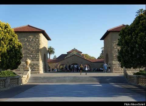 Stanford được nhiều người xem là “Harvard của bờ biển phía Tây”, trong đó một trong số các giảng viên là cựu Bộ trưởng Ngoại giao Condoleeza Rice – giáo sư Kinh tế chính trị. Hiện tại, trường có 17 giảng viên từng đạt giải Nobel, 4 giảng viên đạt giải Pulitzer và nhiều giảng viên xuất sắc khác. Cận cảnh Trường Đại học dành riêng cho nữ giới lớn nhất thế giới Chùm ảnh: Ký túc xá "độc nhất vô nhị" trên thế giới