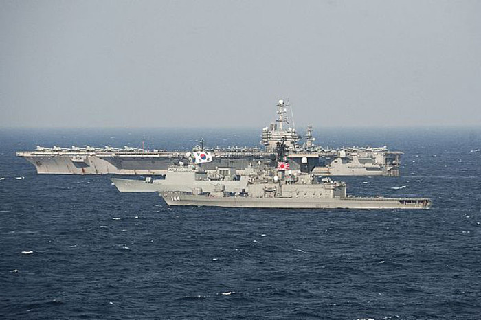Tàu khu trục JS Kurama (DDH-144) của Nhật Bản, Chungmugong Yi Sun-sin của Hàn Quốc và tàu sân bay USS George Washington (CVN 73) trong cuộc tập trận chung giữa Mỹ, Hàn Quốc và Nhật bản tại vùng biển phía Nam bán đảo Triều Tiên. Tàu khu trục JS Kurama (DDH-144) của Nhật Bản, Chungmugong Yi Sun-sin của Hàn Quốc và tàu sân bay USS George Washington (CVN 73) trong cuộc tập trận chung giữa Mỹ, Hàn Quốc và Nhật bản tại vùng biển phía Nam bán đảo Triều Tiên.