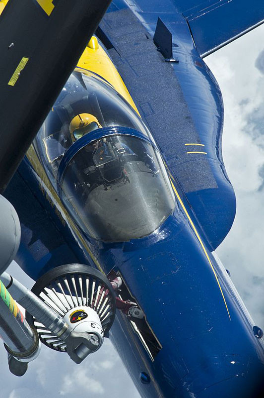 Sugarloaf, Nam California (23/6/2012): Máy bay F/A-18 Hornet thuộc phi đội “Thiên thần xanh” được tiếp dầu trên không từ máy bay chở dầu KC-135 của Không quân Mỹ. Sugarloaf, Nam California (23/6/2012): Máy bay F/A-18 Hornet thuộc phi đội “Thiên thần xanh” được tiếp dầu trên không từ máy bay chở dầu KC-135 của Không quân Mỹ.