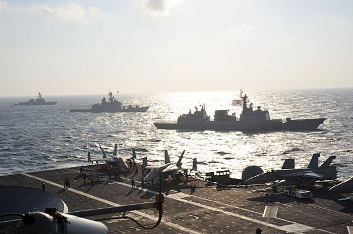 Vùng biển phía Nam bán đảo Triều Tiên (21/6/2016): Tàu sân bay USS George Washington (CVN 73) trong cuộc tập trận chung giữa Mỹ, Hàn Quốc và Nhật bản tại vùng biển phía Nam bán đảo Triều Tiên. Vùng biển phía Nam bán đảo Triều Tiên (21/6/2016): Tàu sân bay USS George Washington (CVN 73) trong cuộc tập trận chung giữa Mỹ, Hàn Quốc và Nhật bản tại vùng biển phía Nam bán đảo Triều Tiên.