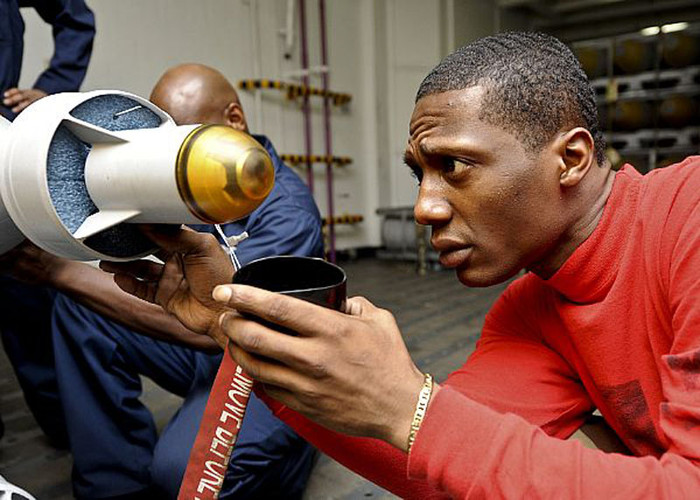 Vịnh Ả-rập (19/6/2012): Kỹ thuật viên Danny Alston kiểm tra vũ khí trên tàu tàu sân bay USS Enterprise (CVN 65). Enterprise được đưa tới khu vực của hạm đội 5 để tiến hành các hoạt động bảo đảm an ninh hàng hải tại Vịnh Ả-rập. Vịnh Ả-rập (19/6/2012): Kỹ thuật viên Danny Alston kiểm tra vũ khí trên tàu tàu sân bay USS Enterprise (CVN 65). Enterprise được đưa tới khu vực của hạm đội 5 để tiến hành các hoạt động bảo đảm an ninh hàng hải tại Vịnh Ả-rập.