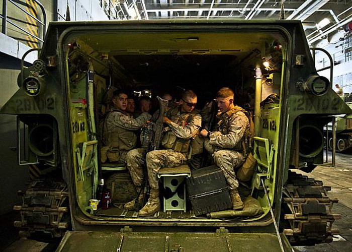 Vịnh Ả-rập (19/6/2012): Thủy quân lục chiến Mỹ thuộc đơn vị quân viễn chinh 24 cùng các xe bọc thép chiến đấu bên trong tàu đổ bộ New USS York (LPD 21). Vịnh Ả-rập (19/6/2012): Thủy quân lục chiến Mỹ thuộc đơn vị quân viễn chinh 24 cùng các xe bọc thép chiến đấu bên trong tàu đổ bộ New USS York (LPD 21).