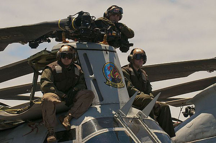 Thái Bình Dương (19/6/2012): Máy bay trực thăng CH-46E Sea Knight trên tàu các tàu tấn công đổ bộ USS Makin Island (LHD 8). Thái Bình Dương (19/6/2012): Máy bay trực thăng CH-46E Sea Knight trên tàu các tàu tấn công đổ bộ USS Makin Island (LHD 8).