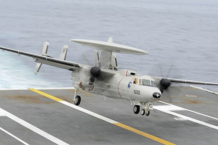 Thái Bình Dương (15/6/2012): Máy bay E-2C Hawkeye thuộc Phi đội máy bay cảnh báo sớm 121 chuẩn bị cất cánh trên tàu sân bay USS Dwight D. Eisenhower (CVN 69). Thái Bình Dương (15/6/2012): Máy bay E-2C Hawkeye thuộc Phi đội máy bay cảnh báo sớm 121 chuẩn bị cất cánh trên tàu sân bay USS Dwight D. Eisenhower (CVN 69).
