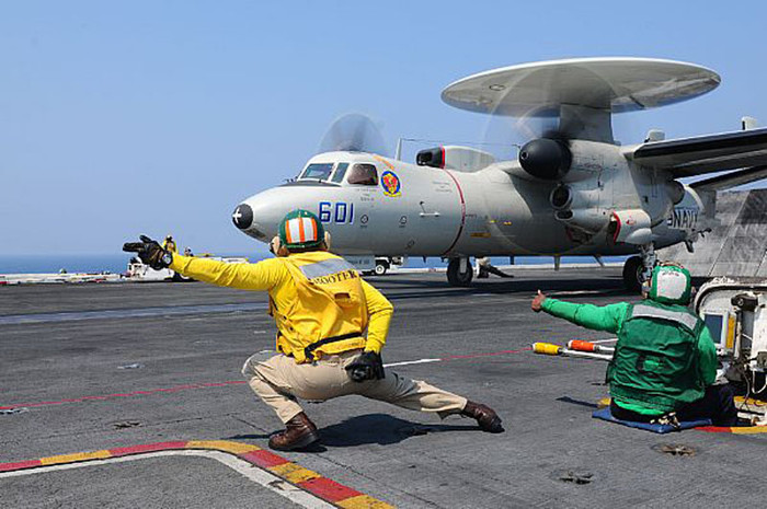 Đại Tây Dương (21/6/2012): Máy bay E-2C Hawkeye thuộc Phi độimáy bay cảnh báo sớm 121 trên tàu sân bay USS Dwight D. Eisenhower (CVN 69). Tàu sân bay Eisenhower cùng với các tàu tuần dương tên lửa dẫn đường USS Hue City (CG 66), tàu khu trục tên lửa USS Farragut (DDG 99), USS Winston S. Churchill (DDG 81) đã được điều tới Hạm đội 5 và 6 để thực hiện các nhiệm vụ bảo đảm an ninh hàng hải trên Đại Tây Dương. Đại Tây Dương (21/6/2012): Máy bay E-2C Hawkeye thuộc Phi độimáy bay cảnh báo sớm 121 trên tàu sân bay USS Dwight D. Eisenhower (CVN 69). Tàu sân bay Eisenhower cùng với các tàu tuần dương tên lửa dẫn đường USS Hue City (CG 66), tàu khu trục tên lửa USS Farragut (DDG 99), USS Winston S. Churchill (DDG 81) đã được điều tới Hạm đội 5 và 6 để thực hiện các nhiệm vụ bảo đảm an ninh hàng hải trên Đại Tây Dương.
