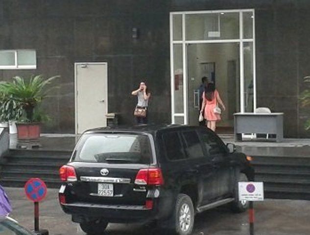 Dán logo ưu tiên xe Bộ Công an chắn hết lối đi lại của người dân, khi được người dân nhắc nhở, góp ý thì chủ xe thách thức. Dán logo ưu tiên xe Bộ Công an chắn hết lối đi lại của người dân, khi được người dân nhắc nhở, góp ý thì chủ xe thách thức.