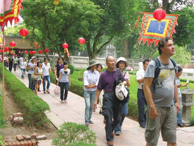 Khách du lịch đến tham quan Quốc tử giám – Hà Nội. Ảnh: Đức Minh Khách du lịch đến tham quan Quốc tử giám – Hà Nội. Ảnh: Đức Minh