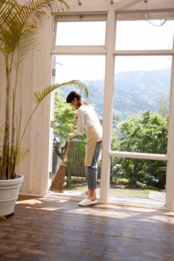Kiêng quét nhà: Người Việt cho rằng nếu quét nhà trong 3 ngày đầu năm mới thì thần Tài sẽ đi mất, tiền bạc sẽ không đến được với gia đình và nó còn mang lại điềm xấu. Theo một điển tích của Trung Quốc, trong "Sưu thần ký" có chuyện người lái buôn tên là Âu Minh đi qua hồ Thanh Thảo được thủy thần cho một người hầu tên là Như Nguyệt. Sau vài năm, Âu Minh làm ăn phát đạt và trở thành người giàu có. Vào mồng 1 Tết năm nọ, Âu Minh tức giận đánh Như Nguyệt. Như Nguyệt sợ quá chui vào đống rác và biến mất. Thế rồi nhà Âu Minh cứ nghèo dần đi. Kể từ đó mọi người kiêng không dám quét nhà, đổ rác trong mấy ngày Tết.