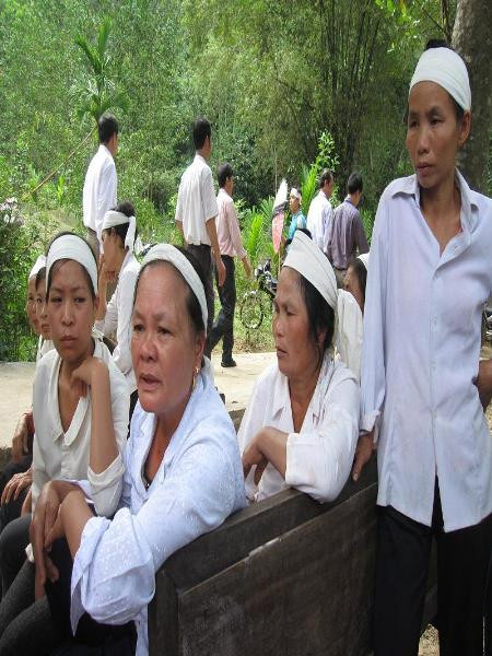 Kiêng đi chúc Tết khi trong gia đình có tang: Nếu nhà có đại tang thì kiêng đi chúc Tết đầu năm. Người xưa quan niệm nếu những người có tang đến chúc Tết gia đình ai thì sẽ mang nỗi buồn chia sẻ cho gia đình đó. Ngược lại, bà con xóm giềng lại cần đến chúc Tết và an ủi gia đình bất hạnh. Kiêng đi chúc Tết khi trong gia đình có tang: Nếu nhà có đại tang thì kiêng đi chúc Tết đầu năm. Người xưa quan niệm nếu những người có tang đến chúc Tết gia đình ai thì sẽ mang nỗi buồn chia sẻ cho gia đình đó. Ngược lại, bà con xóm giềng lại cần đến chúc Tết và an ủi gia đình bất hạnh.