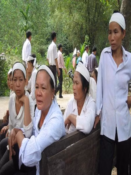 Kiêng đi chúc Tết khi trong gia đình có tang: Nếu nhà có đại tang thì kiêng đi chúc Tết đầu năm. Người xưa quan niệm nếu những người có tang đến chúc Tết gia đình ai thì sẽ mang nỗi buồn chia sẻ cho gia đình đó. Ngược lại, bà con xóm giềng lại cần đến chúc Tết và an ủi gia đình bất hạnh.