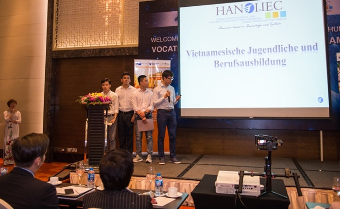 Các học viên đang trổ tài giao tiếp bằng tiếng Đức. Ảnh: Nhân Minh. Các học viên đang trổ tài giao tiếp bằng tiếng Đức. Ảnh: Nhân Minh.