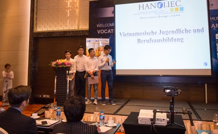 Các học viên đang trổ tài giao tiếp bằng tiếng Đức. Ảnh: Nhân Minh.