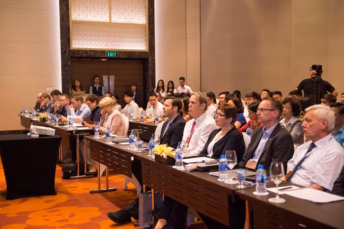 Lãnh đạo Phòng Thương mại và Công nghiệp miền Nam Thuringa, Cộng hòa liên bang Đức cùng các phụ huynh, học sinh tới tham dự sự kiện. Ảnh: Nhân Minh.