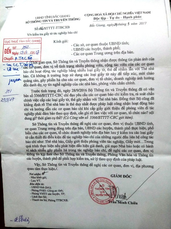 Sau khi đọc xong văn bản của Sở Thông tin và Truyền thông tỉnh Bắc Giang ông Đỗ Văn Minh vẫn khẳng định phải có Thẻ nhà báo mới được làm việc. Tuy nhiên phóng viên phải mất rất nhiều thời gian giải thích, trình bày các quy định về hoạt động báo chí ông Minh mới chấp nhận và hẹn lịch làm việc (ảnh Trực Ngôn)