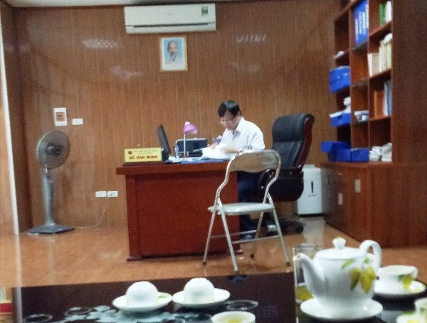 Ông Đỗ Văn Minh, Phó Cục trưởng Cục thuế tỉnh Bắc Giang đang tìm văn bản của Bộ, Sở Thông tin và Truyền thông để chứng minh cho lời nói của mình đúng đắn (ảnh Trực Ngôn)