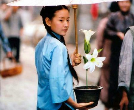 Cô nữ sinh tài sắc vẹn toàn, thông minh kiêu hãnh trong "kim phấn thế gia". Cô nữ sinh tài sắc vẹn toàn, thông minh kiêu hãnh trong "kim phấn thế gia".