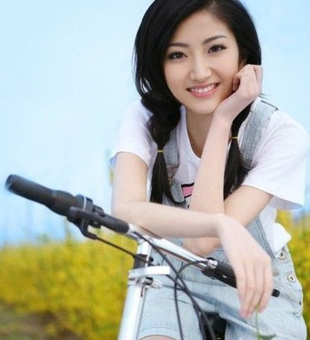 Người đẹp 8x Cảnh Điềm với vẻ đẹp hiện đại, sắc sảo rất có sức hút, nhất là đôi mắt to và đôi môi xinh xắn.