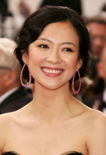 Chương Tử Di sở hữu khuôn mặt vô cùng cân đối theo tỉ lệ chuẩn giữa mắt, mũi và miệng.