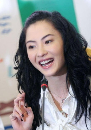 Trương Bá Chi với khuôn mặt tròn nhỏ lai tây quyến rũ.