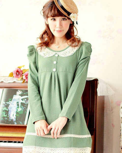 Váy xanh chấm bi trắng cùng cổ ren hoa mang lại nét dịu dàng cho phái nữ. Váy xanh chấm bi trắng cùng cổ ren hoa mang lại nét dịu dàng cho phái nữ.