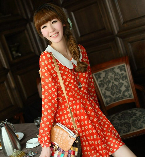 Nổi bật trong mùa đông lạnh giá với váy hoa đỏ bông trắng. Nổi bật trong mùa đông lạnh giá với váy hoa đỏ bông trắng.