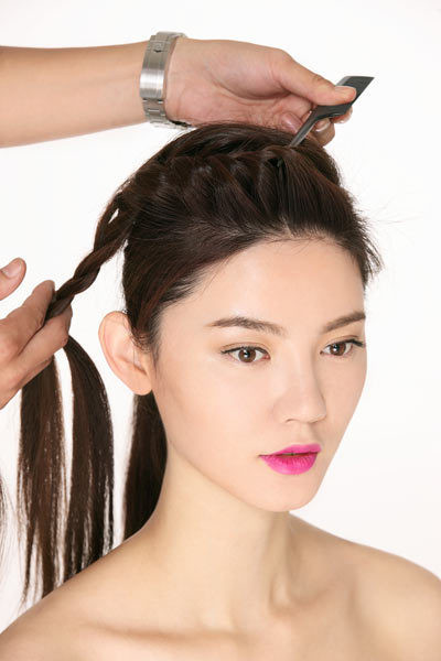 Dùng cán lược nới lỏng từng múi tết để tết tóc bồng bềnh và đẹp mắt hơn.