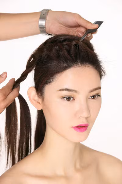 Dùng cán lược nới lỏng từng múi tết để tết tóc bồng bềnh và đẹp mắt hơn.