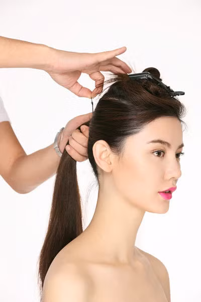 Phần tóc sau buộc gọn lại theo kiểu đuôi ngựa.