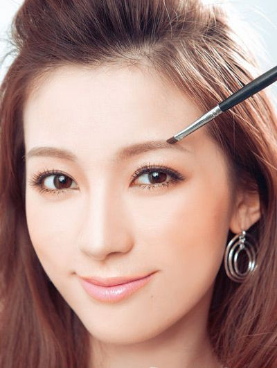 Bước 4: Kẻ lông mày theo phong cách tự nhiên, thanh tú vốn có.