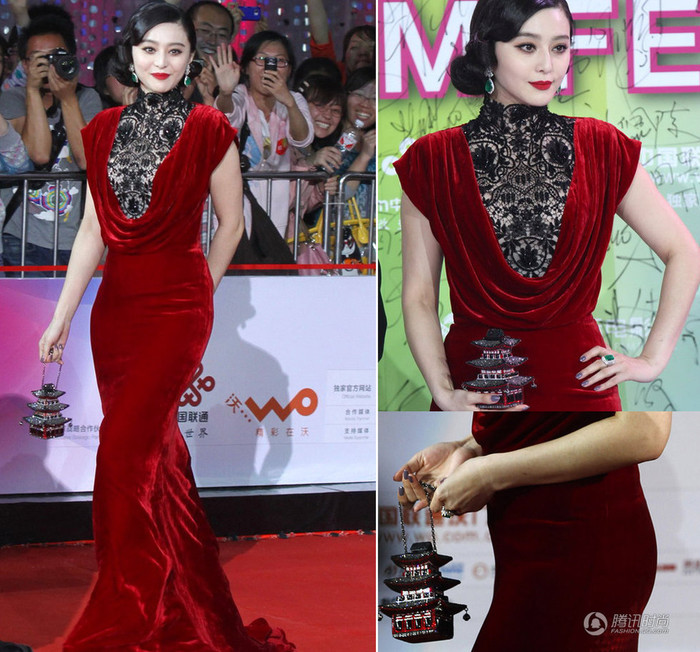 Trong thiết kế của Tadashi Shoji Phạm Băng Băng nổi bật với màu nhung đỏ huyền bí cùng chiếc túi xách độc nhất vô nhị hình kim tự tháp.