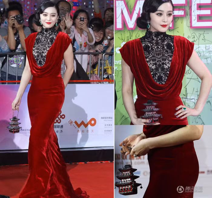 Trong thiết kế của Tadashi Shoji Phạm Băng Băng nổi bật với màu nhung đỏ huyền bí cùng chiếc túi xách độc nhất vô nhị hình kim tự tháp.