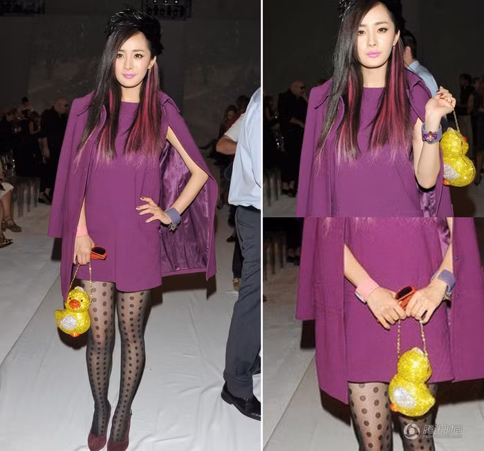 Dương Mịch dễ thương với túi xách chú vịt màu vàng.