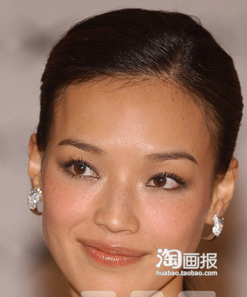 Thư Kỳ nổi tiếng là người đẹp gợi cảm và đồng thời cũng nổi tiếng cả về nhiều tàn nhang.