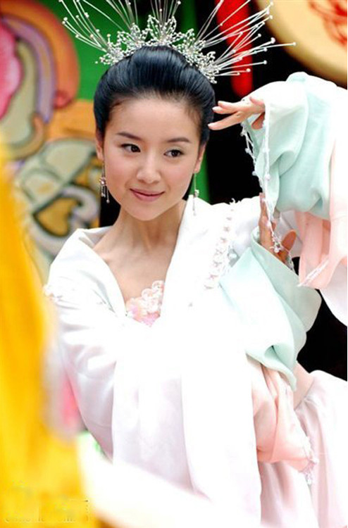 "Miêu nữ lang" Đổng Khiết rất ít khi dùng tới kỹ năng múa của mình trên phim ảnh, "Lương Sơn Bá, Chúc Anh Đài" là một trong những bộ phim hiếm hoi mà cô thể hiện tài năng dẻo dai của mình. "Miêu nữ lang" Đổng Khiết rất ít khi dùng tới kỹ năng múa của mình trên phim ảnh, "Lương Sơn Bá, Chúc Anh Đài" là một trong những bộ phim hiếm hoi mà cô thể hiện tài năng dẻo dai của mình.