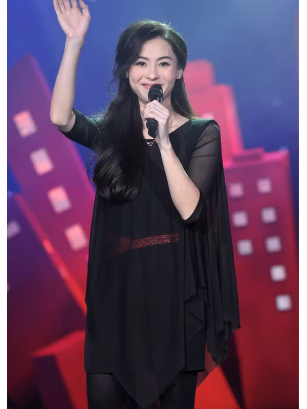 Cũng như Angelababy, Trương Bá Chi cũng mang 1/4 dòng máu anh từ mẹ của mình.