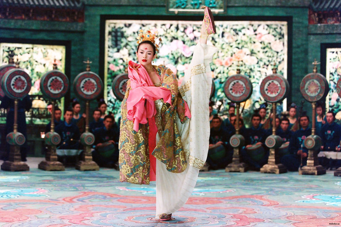 Năm 2004, Chương Tử Di nhờ tài nghệ múa dẻo của mình đã xuất sắc vượt qua cô nàng gợi cảm nhất Đài Loan Thư Kỳ để đảm nhiệm vai nàng Tiểu Muội trong bộ phim bom tấn "Thập diện mai phục" của đạo diện Trương Nghệ Mưu . Năm 2004, Chương Tử Di nhờ tài nghệ múa dẻo của mình đã xuất sắc vượt qua cô nàng gợi cảm nhất Đài Loan Thư Kỳ để đảm nhiệm vai nàng Tiểu Muội trong bộ phim bom tấn "Thập diện mai phục" của đạo diện Trương Nghệ Mưu .